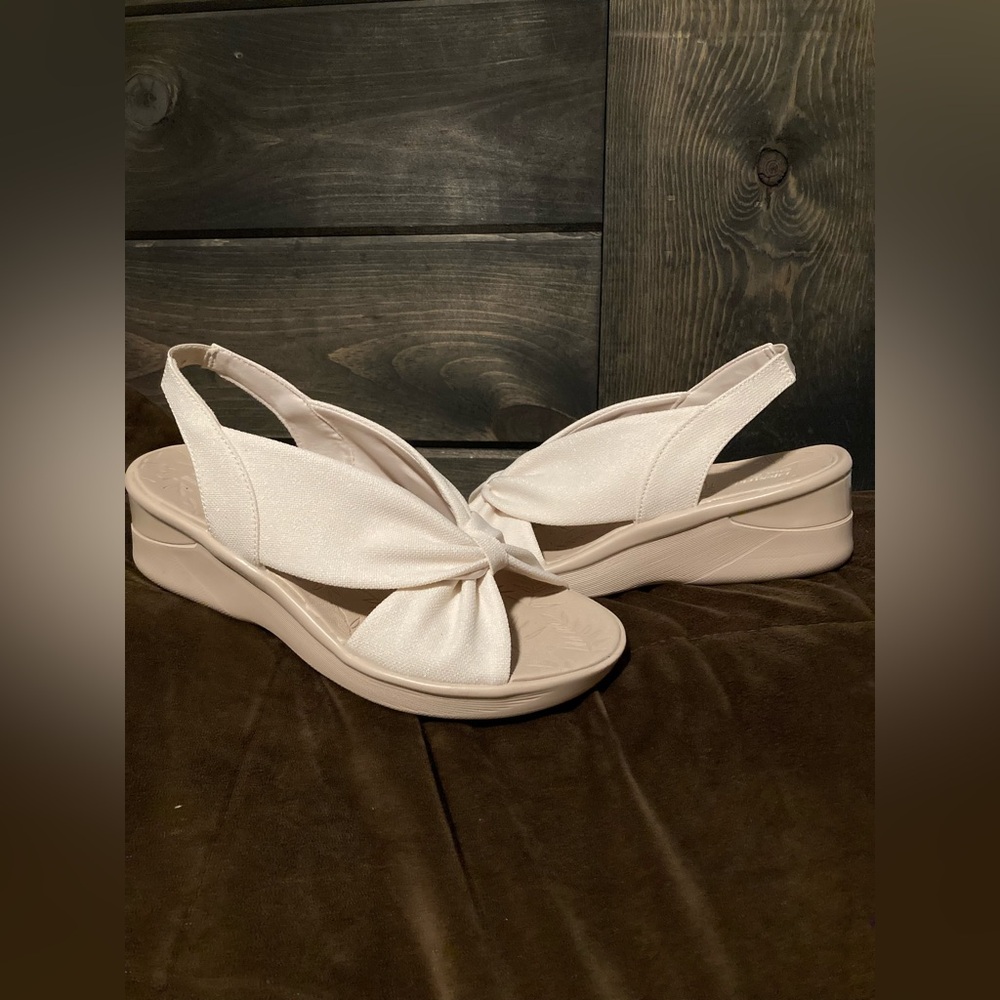 Life strides brand, size 9.5 wide, Elegant Cream Women's Sandals